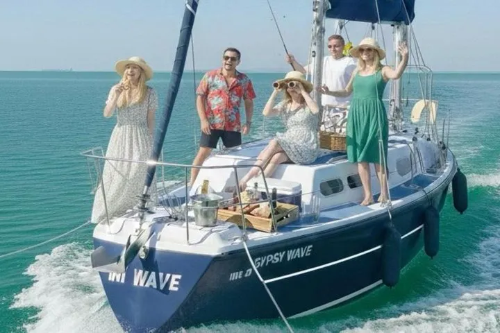 Lisbon Afternoon Private Sailing with Open Bar & Pizza
