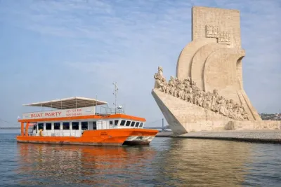 Panoramic Boat Tour with Drinks and Music