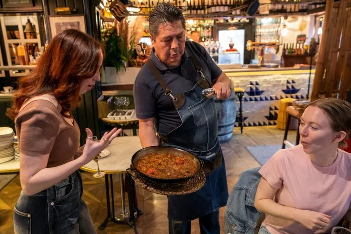 Barcelona Side Streets Tapas Food & Wine Tour with Eating Europe
