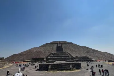 Pyramids Guided Tour with Breakfast and Transportation
