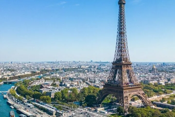 Eiffel Tower Tour in Spanish with Elevator and Top Optional