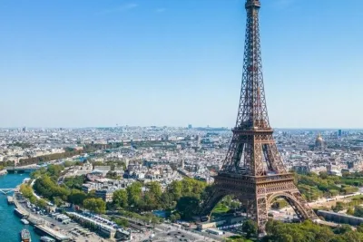 Eiffel Tower Tour in Spanish with Elevator and Top Optional