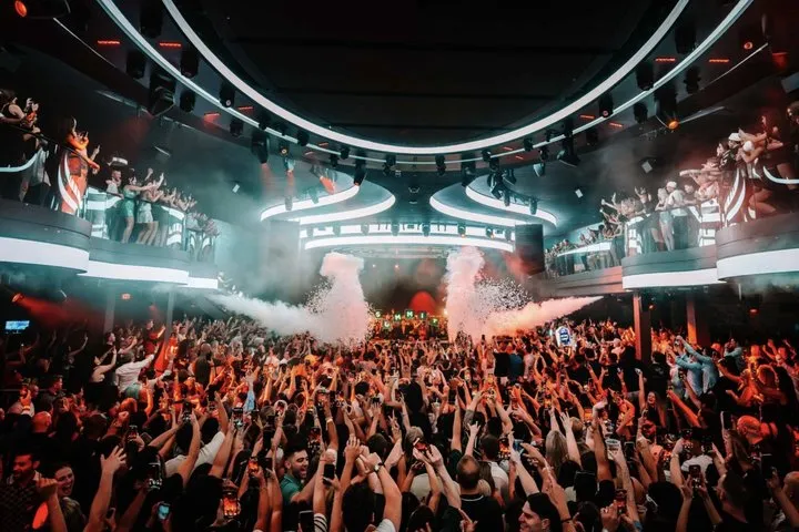 Las Vegas Club Crawl with Games Open Bar and Party Bus