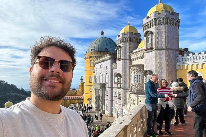 Sintra by Minibus: Pena Palace, Cascais & Atlantic Coast Wonders