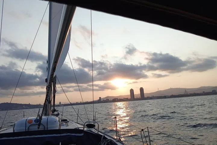 Private Sailing Tour of Barcelona with Drinks and Snacks
