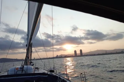 Private Sailing Tour of Barcelona with Drinks and Snacks