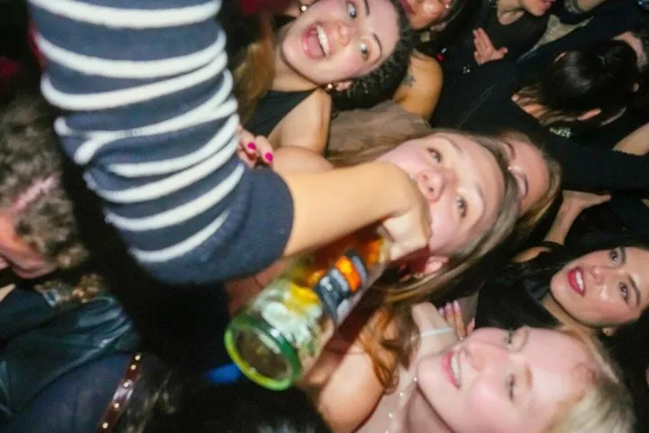 Pub Crawl Experience in Paris: Bars with Club Entry