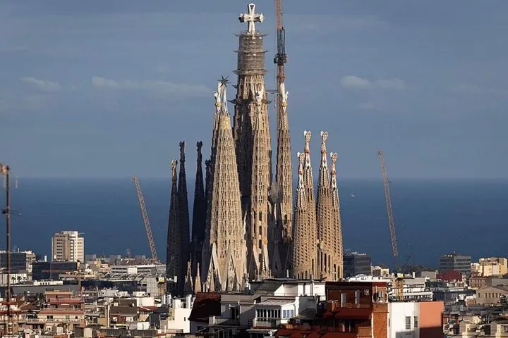 Private Sagrada Familia Tour and Battlo House with Lunch