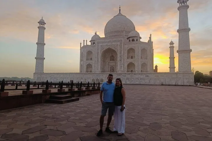 From Delhi: Taj Mahal Sunrise tour with local Breakfast