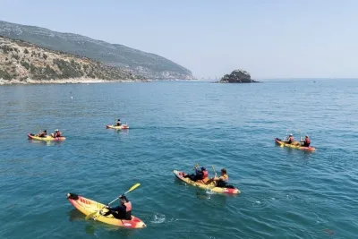 Lisbon: Arrábida Kayak Snorkeling & Sunbeds / Pick-Up Option
