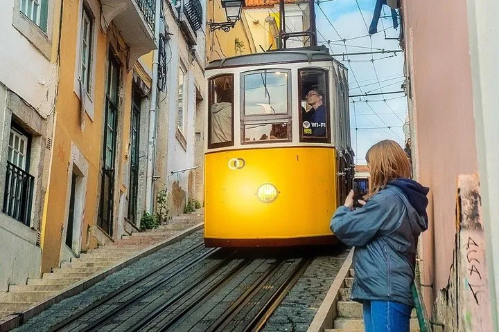 Lisbon Street Photo Tour for Photography Enthusiasts