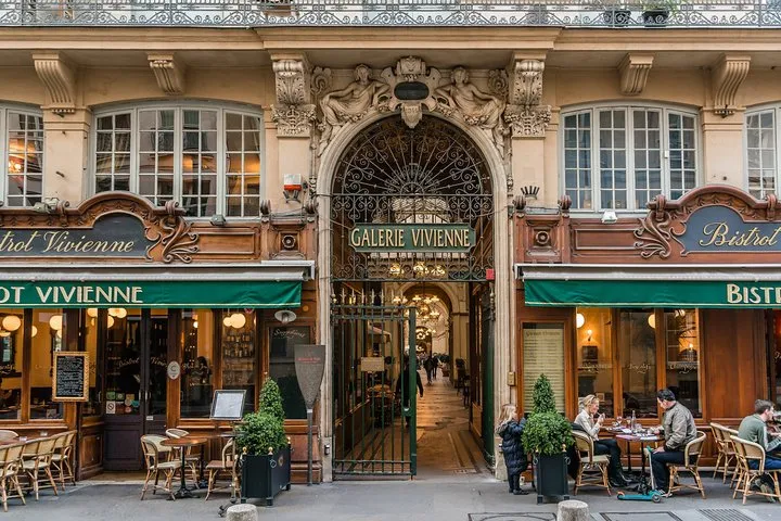 Paris Private Tour: Hidden Gems and Trendy Quarters with Coffee