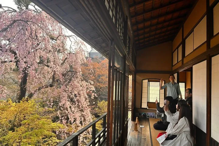 TOKYO 4hr Hidden Gardens Tour Guided by a Gardener E-bike or Walk