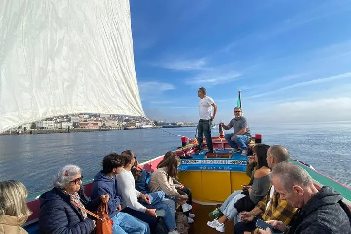 Cruise in Lisbon on the traditional boat of 1895 with drinks (2h)