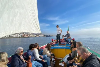 Cruise in Lisbon on the traditional boat of 1895 with drinks (2h)