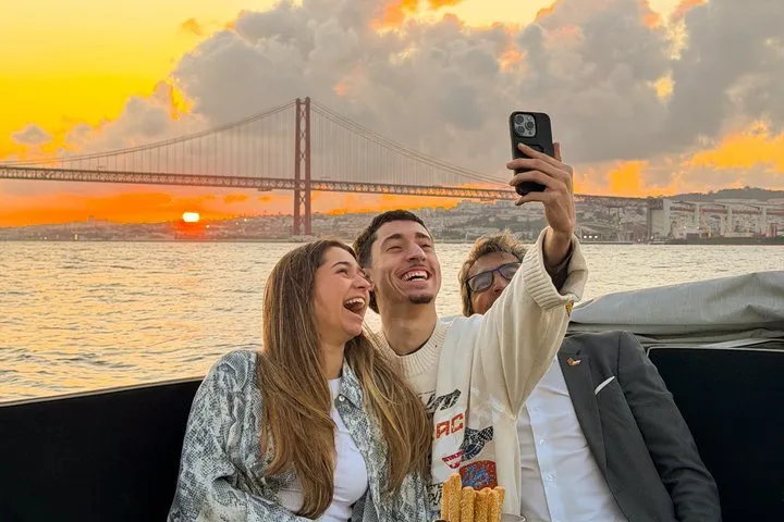Lisbon Sunset Luxury Boat Vibes with Drinks & Pizza