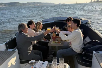 Lisbon Luxury Cruise Experience with Sangria & Pizza