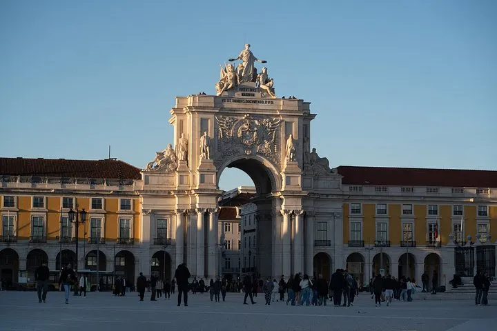Lisbon: Private Van Me Around