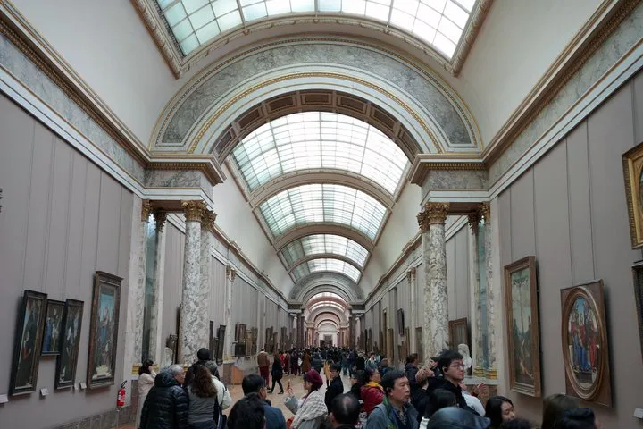 Louvre Masterpieces & Mona Lisa Guided Tour with Reserved Access