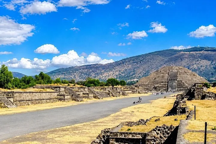 Private Tour Layover in Mexico know Teotihuacan and Guadalupe Shrine