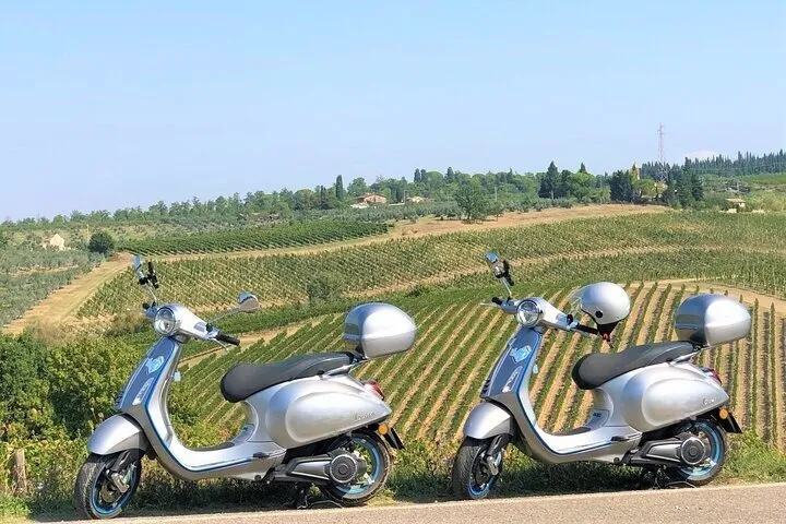 Chianti Hills: App‑Guided e‑Vespa Tour + Lunch in Greve