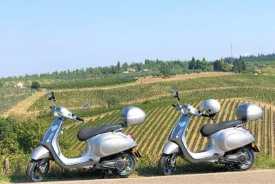 Chianti Hills: App‑Guided e‑Vespa Tour + Lunch in Greve