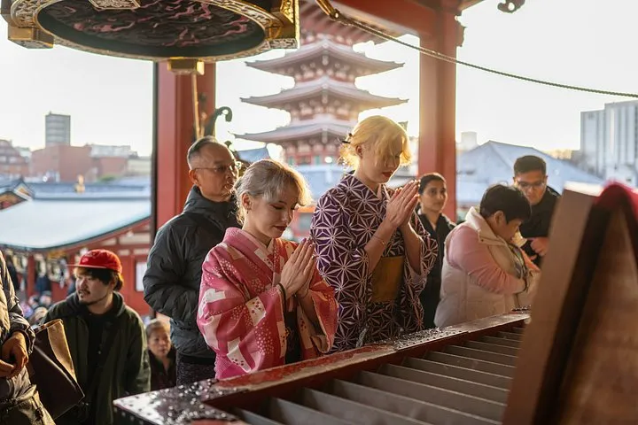 Tokyo: Asakusa Guided Luxury Kimono & Street Food Walking Tour