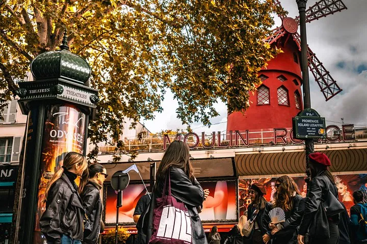 Paris: Montmartre Crime and Food Tasting Walking Tour