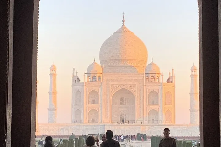 Taj Mahal Day Tour from Mumbai by Flight with Agra Fort