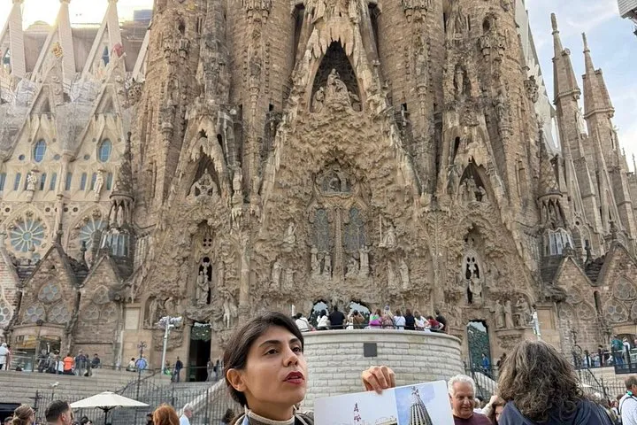 Barcelona Private Gothic Quarter Highlights & Sagrada Familia