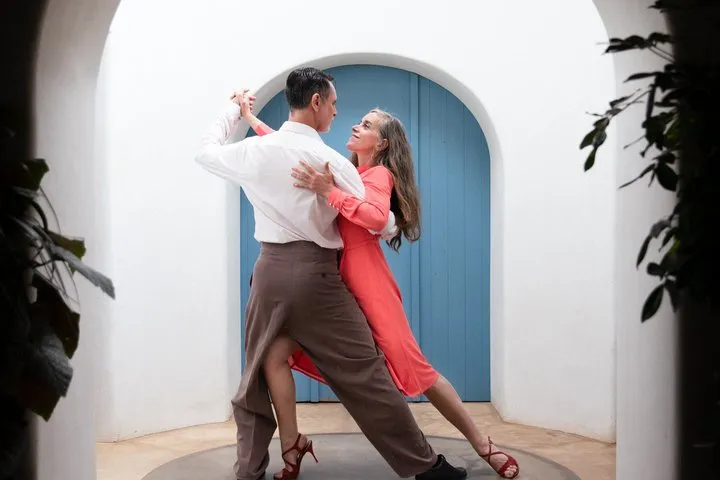 Barcelona Tango lesson with Pros with drinks in hidden gems