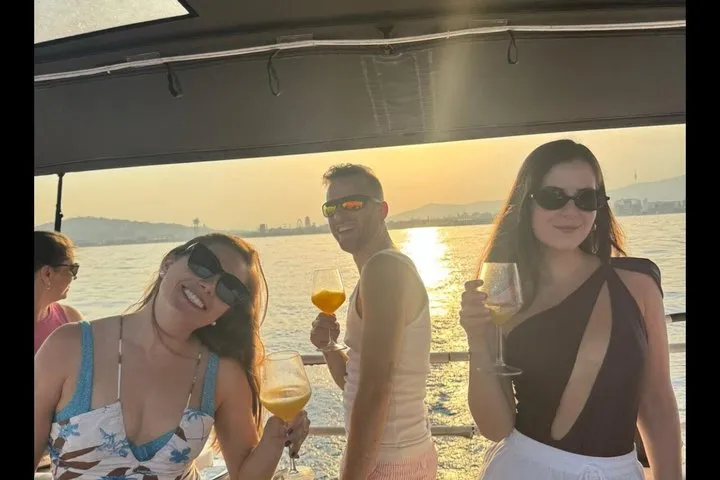 Barcelona Private Sailboat Tour with Local Drinks & Snacks