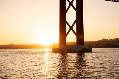Boat tour in Lisbon with Portuguese white wine