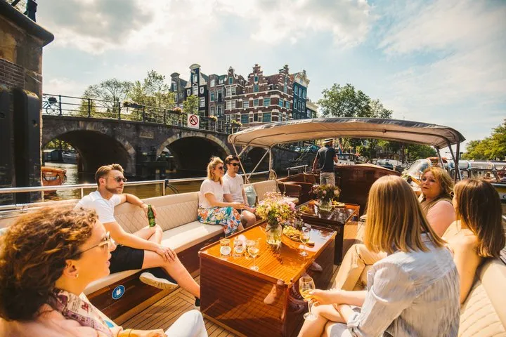 The Ultimate Amsterdam Canal Cruise - 2hr - Small Group with Drinks & Snacks