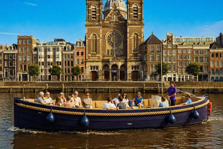 Amsterdam Canal Cruise and Optional Unlimited Cocktail