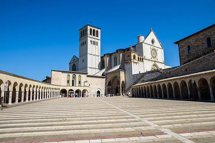 Guided tour discover the charming Assisi its Saints and Miracles
