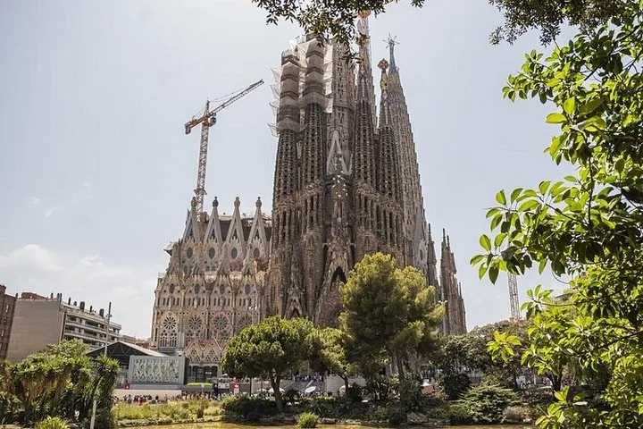 Sagrada Familia de Barcelona and Park Güell Entrance with Audio Guide