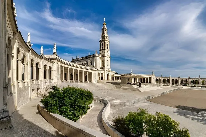 Private Fátima, Nazaré & Óbidos from Lisbon