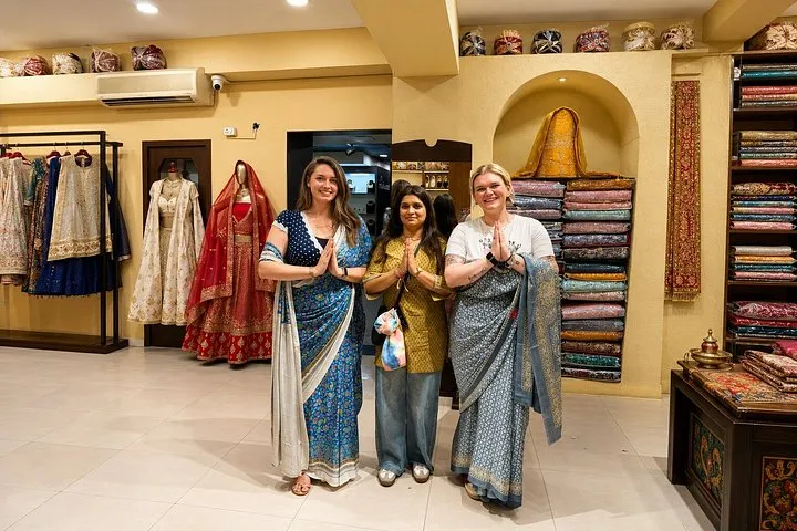 Delhi: Guided Shopping Tour With Female Expert Guide