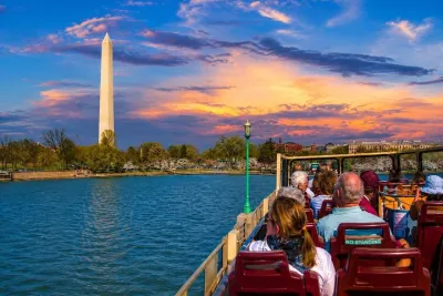 Monuments and Memorials Night Tour by Open-top Bus with Guide