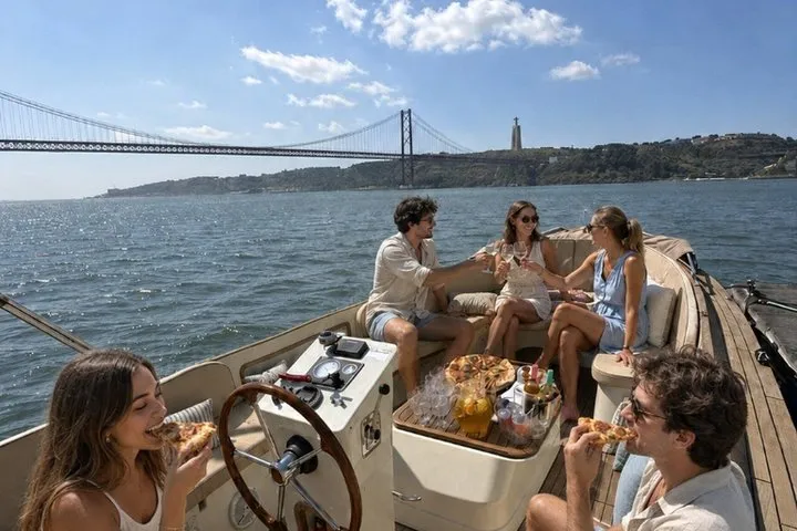 Lisbon Premium Cozy Boat with Pizza & Open Bar