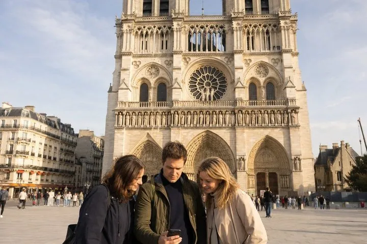 Paris: Notre-Dame Area Self-Guided Scavenger Hunt Walking Tour