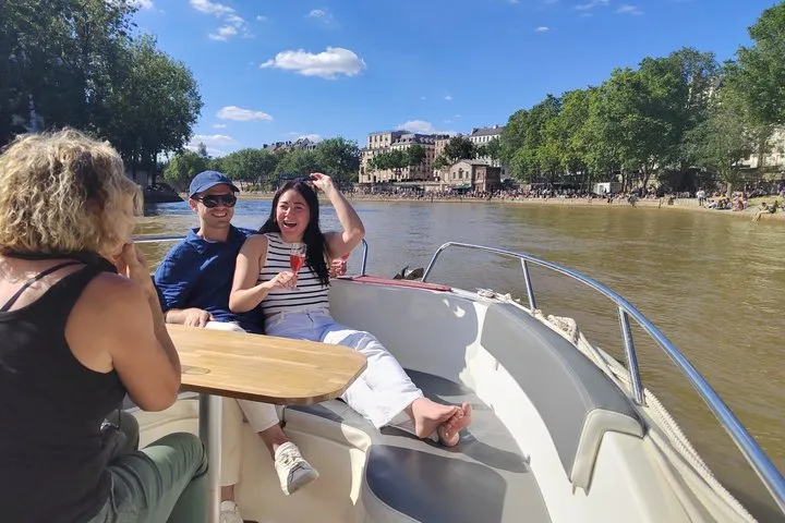 Your Private boat Captain Guide Explore Historical Paris