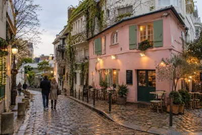 Paris Montmartre Christmas Private Tour: Markets, Coffee & Pastry