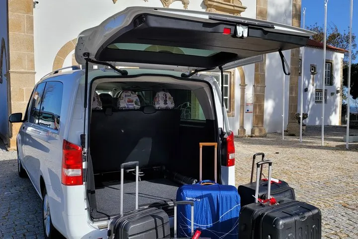 Lisbon: Private Airport-Hotel Transfer