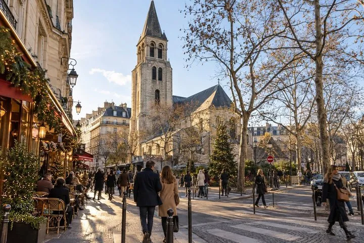Christmas Paris Private Tour: Notre Dame, Coffee & French Pastry