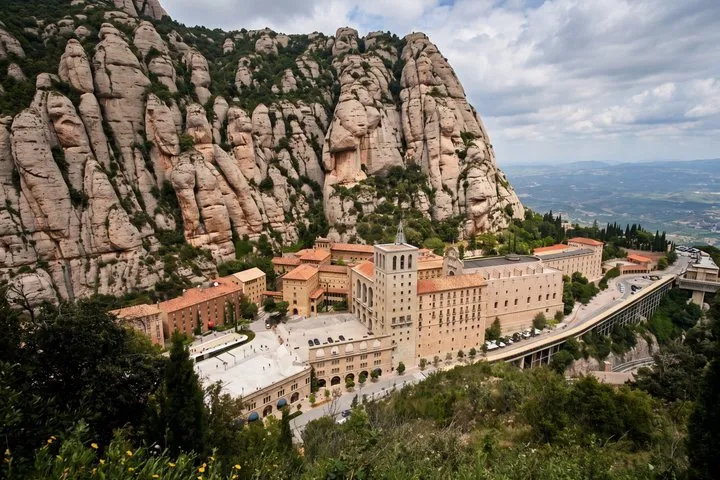 Montserrat Guided Tour and Sailing Experience in Barcelona